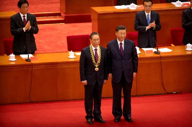 시진핑 중국 국가주석(오른쪽)이 8일 베이징 인민대회당에서 열린 코로나19 방역 유공자 표창대회를 주재하며 중난산 중국공정원 원사에 최고 영예인 '공화국 훈장'을 수여하고 나서 함께 기념촬영을 하고 있다. 사진=뉴시스