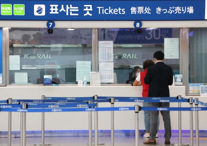 추석 열차표 예매가 시작된 1일 서울 용산구 서울역에서 승객들이 한산한 가운데 승차권을 구입하고 있다. 사진=뉴시스