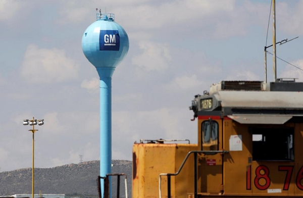 멕시코 코아우일라 주 라모스 아리즈페의 GM 조립공장에 세워진 GM로고탑. 사진=로이터