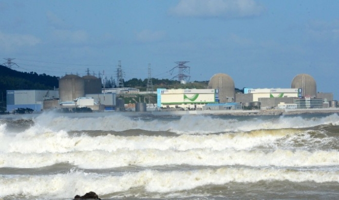 부산시 기장군 고리 원자력발전소 앞바다에 높은 파도가 일고 있다. 사진=뉴시스 