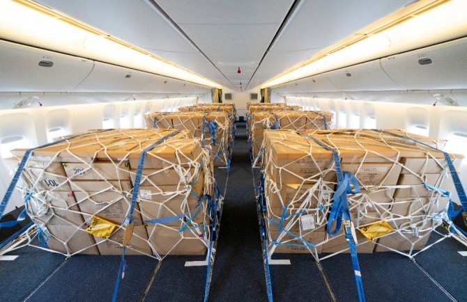 대한항공은 지난 8일 보잉 777(B777-300ER) 기종에 대해 개조 작업을 완료하고 미국으로 첫 운항을 시작했다. 좌석 철거 후 화물 적재가 완료된 객실 모습. 사진=대한항공