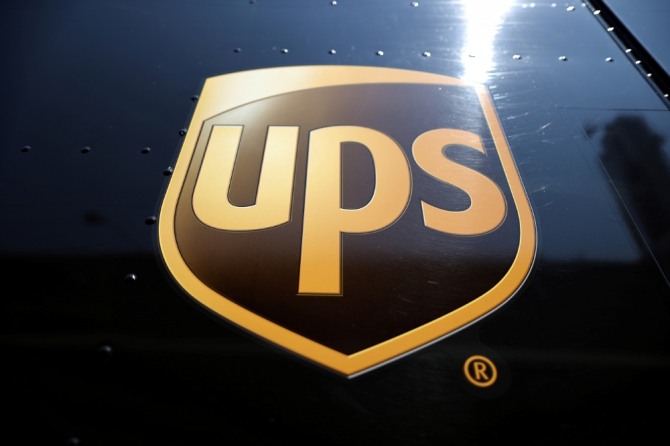 미국 운송업체 UPS가 연말 쇼핑 대목을 앞두고 임시직원 10만명을 고용할 예정이다. 사진=로이터