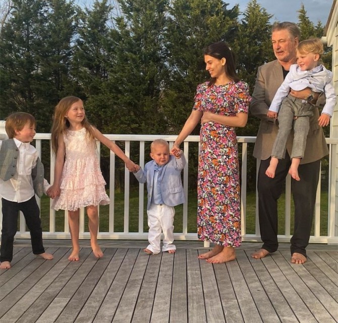 알렉 볼드윈과 다섯째를 임신한 힐라리아 볼드윈이 네 자녀와 다정한 한 때를 보내고 있다. 사진=인스카그램 캡처 