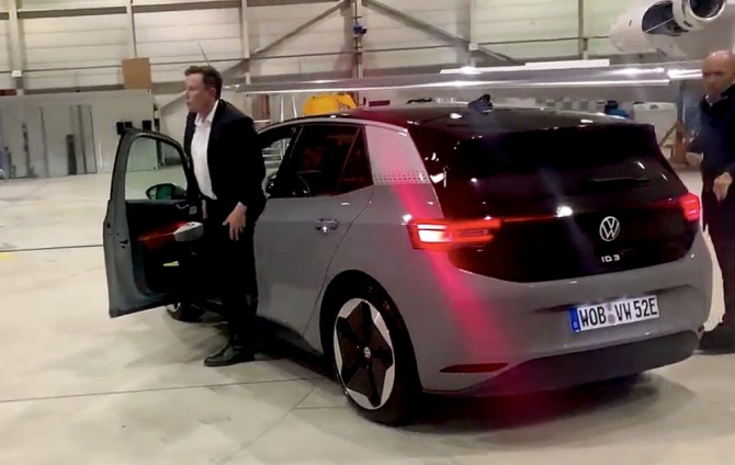 일론 머스크 테슬라 CEO가 허버트 디스 CEO와 함께 폭스바겐의 신형 전기차 ID.3를 시승한 뒤 차고로 돌아와 내리고 있다. 사진=폭스바겐