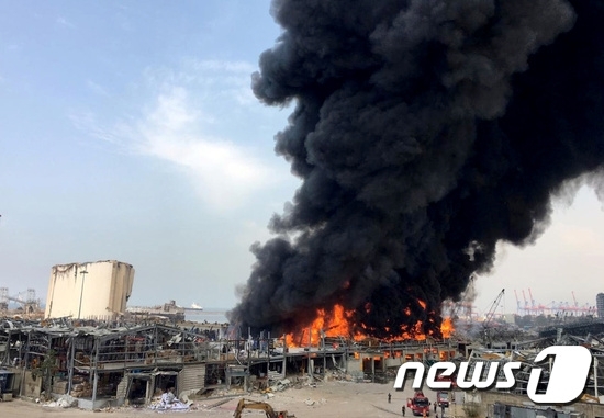 10일 레바논의 수도 베이루트 항구의 석유와 타이어 저장소에 화재가 발생했다. 사진=뉴스1