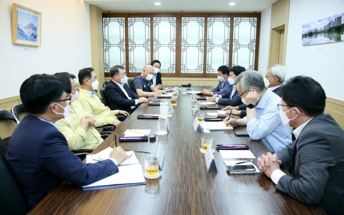 11일 경기 평택시청에서 쌍용자동차 경영 정상화를 위한 노사민정 특별협의회 간담회가 정장선 평택시장 주재로 개최됐다. 사진=평택시