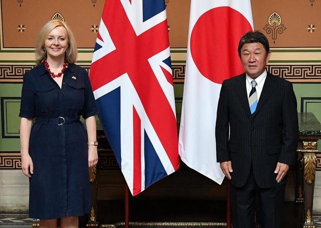 리즈 트러스 영국 국제통상장관(왼쪽)과 모테기 도시미쓰 일본 외무상이 7일(현지시간) 영국에서 회담을 가지기 전 사진 촬영을 하고 있다. 뉴시스