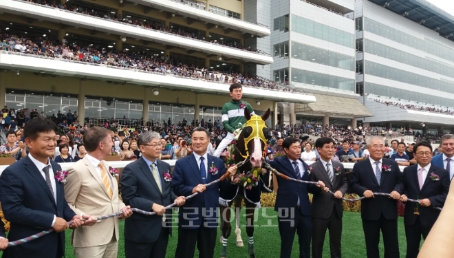 2019년 9월 8일 경기 과천 서울경마공원에서 열린 '2019 코리아 스프린트' 대회에서 우승마 '블루치퍼'와 유현명 기수가 한국마사회 김낙순 회장, 마주, 내외빈들과 함께 우승기념사진을 찍고 있다. 사진=김철훈 기자 