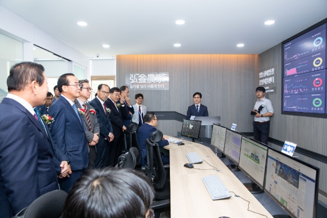 한국남동발전 유향열 사장이 가상발전소 기술이 적용된 관제센터를 둘러보고 있다. 사진=한국남동발전