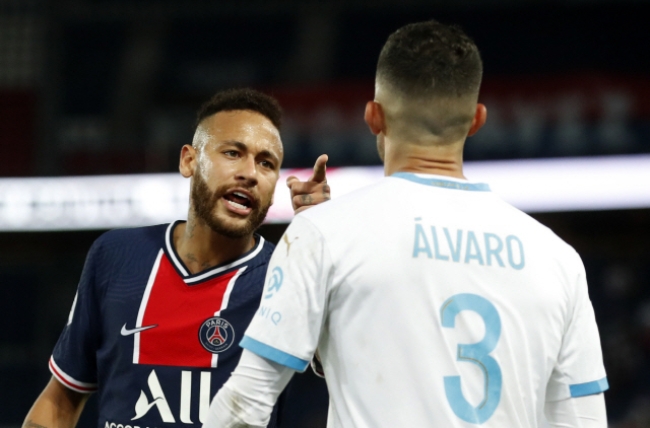 PSG 네이마르(왼쪽)가 마르세유 알바로 곤살레스(오른쪽)에게 인종차별을 당했다고 주장하면서 그 진위가 주목받고 있다.