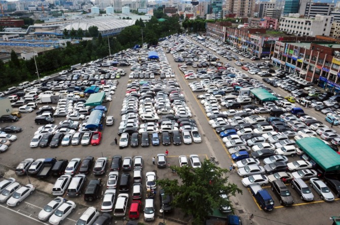 서울 시내 한 중고차 매매단지 주차장에 새 주인을 기다리는 중고차들이 빼곡히 늘어서 있다. 사진=뉴시스