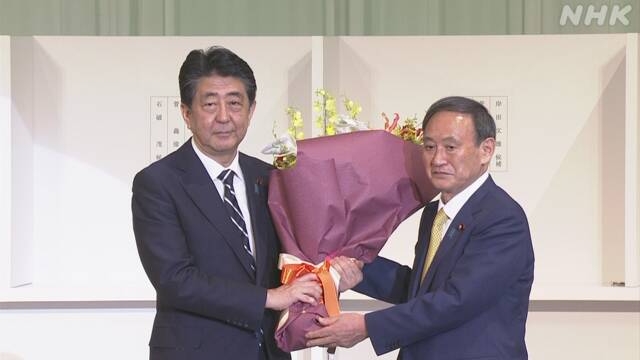 일본 자민당 총재로 당선된 스가 요시히데 관방장관(오른쪽)을 축하하는 아베 신조 전 총리. 사진=NHK방송