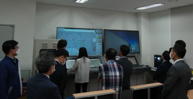 시뮬레이션 시연이 LNG추진·벙커링 시뮬레이션 센터(KR LSC)에서 펼쳐지고 있다. 사진=한국선급