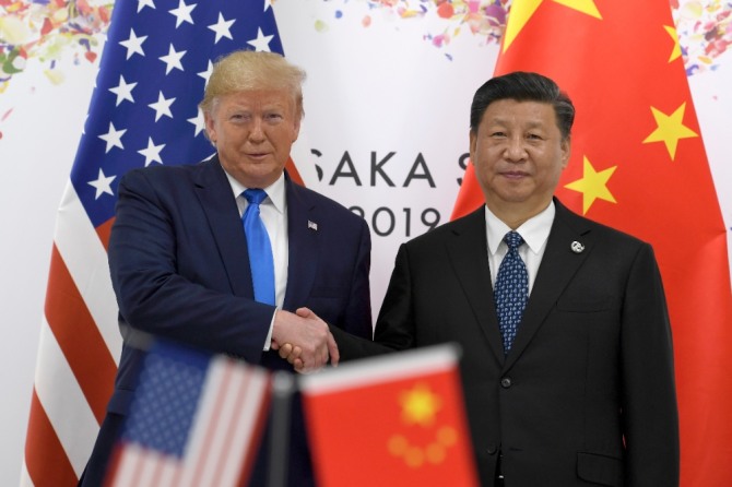 도널드 트럼프 미 대통령(왼쪽)과 시진핑(習近平) 중국 국가주석이 주요 20개국(G20) 정상회담이 열린 일본 오사카(大阪)에서 정상회담을 위해 만나 악수를 나누고 있다. 사진=뉴시스