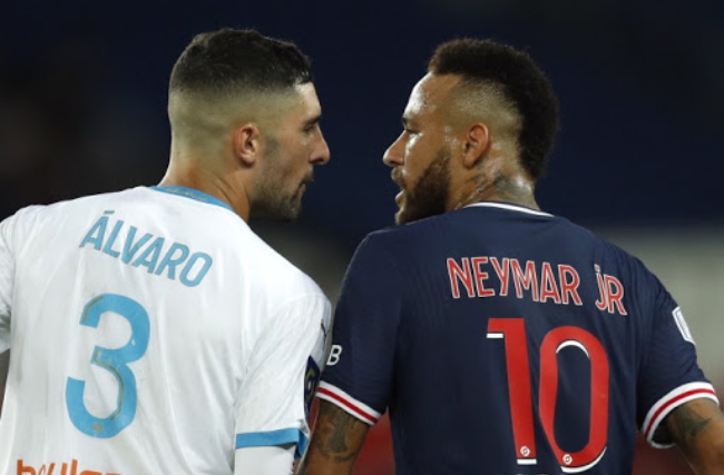 파리 생제르맹(PSG) FW 네이마르(오른쪽)와 마르세유 DF 알바로 곤살레스(왼쪽)의 인종차별 ‘진실게임’ 논란이 일파만파로 확대되고 있다.
