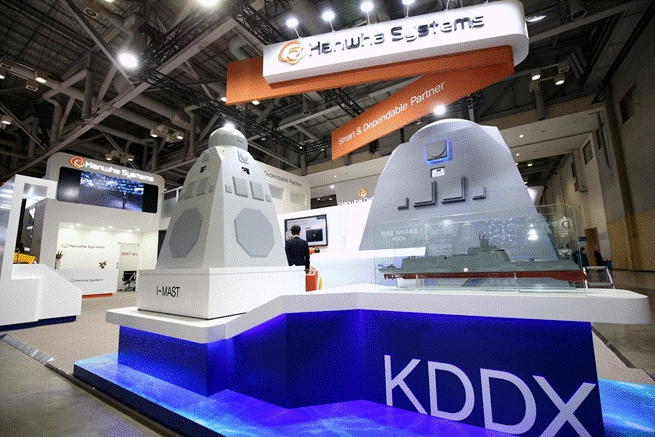 한화시스템이 지난해 열린 국제해양방위산업전(MADEX 2019)에서 'KDDX 통합마스트(IMAST)'를 전시하고 있다.  사진=한화시스템