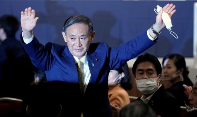 지난 14일 도쿄의 한 호텔에서 열린 자민당 총재 선거에서 총재로 선출된 후 스가 요시히데 관방장관이 지지자들에게 인사를 하고 있다. 사진=로이터