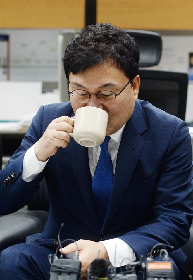 이스타항공 창업주인 이상직 더불어민주당(이하 민주당) 의원이 7월 27일 전북 전주시 전북도의회 기자실을 방문해 민주당 전북도당 도당위원장 출마 관련 기자간담회를 열었지만 이스타항공에 대한 기자들 질문이 쏟아지자 답변을 하지 않고 물만 마시고 있다. 사진=뉴시스