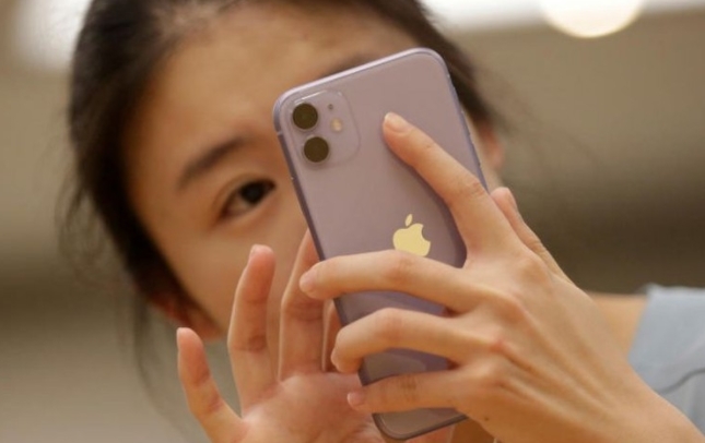 중국 회사가 전 직원에게 중국산 스마트폰 사용을 요청하는 한편 애플 아이폰 사용자는 해고하겠다고 밝혔다. 사진=로이터