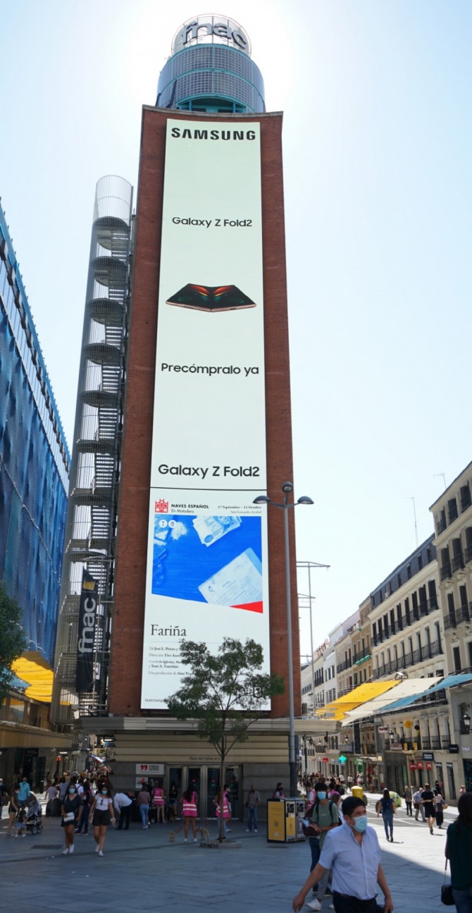 스페인 마드리드 까야오 광장(Plaza del Callao)에서 운영 중인 '갤럭시 Z 폴드2' 옥외광고. 사진=삼성전자