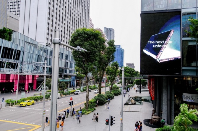  싱가포르 상업 중심지 오차드에 위치한 쇼핑센터 로빈슨(Robinsons)에 설치된 '갤럭시 Z 폴드2' 옥외광고.사진=삼성전자