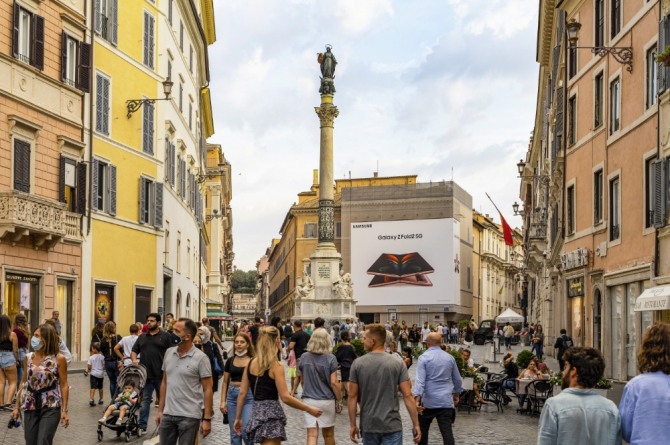 이탈리아 로마 스페인 광장(Piazza di Spagna)에서 운영 중인 '갤럭시 Z 폴드2' 옥외광고. 사진=삼성전자