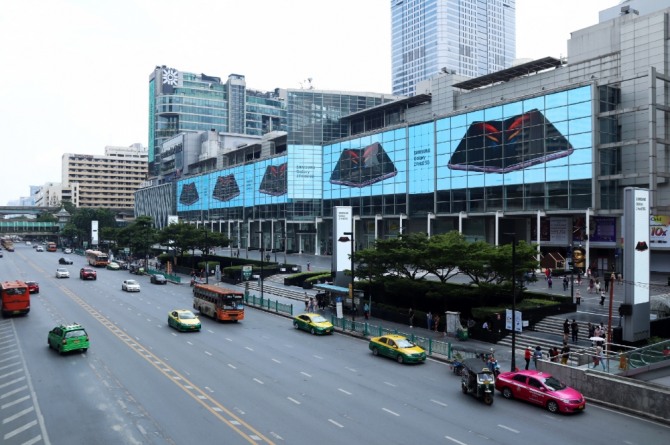 태국 방콕에 위치한 쇼핑센터 센트럴 월드(Central World)에 설치된 '갤럭시 Z 폴드2' 옥외광고. 사진=삼성전자