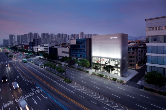 현대자동차는 18일 서울 송파구 헬리오시티 인근에 지상 4층, 연면적 1461㎡(약 442평)에 달하는 대규모 전시장을 열었다. 사진=현대차