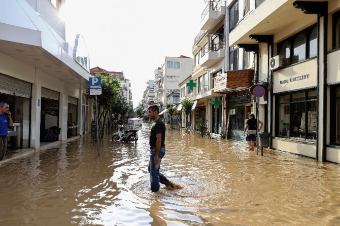그리스 중부의 테살리 지역을 강타한 폭풍우로 강물이 불어나 제방이 무너져 침수된 카르디차 마을.  AP/뉴시스  