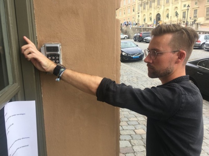 생체 칩을 몸에 심은 스웨덴 시민이 칩을 이용해 스톡홀름에 있는 사무실 문을 열고 있는 모습. 사진=NPR