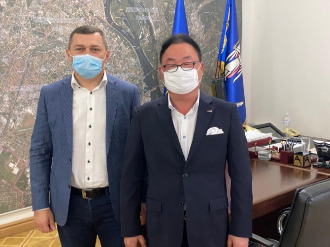 유철(오른쪽) 카리스 대표와 넴치노프올레 우크라이나 내각장관이 지난 17일 회동을 갖고 우크라이나 정부 투자 사절달의 10월 말 한국 방문에 합의했다. 사진=카리스
