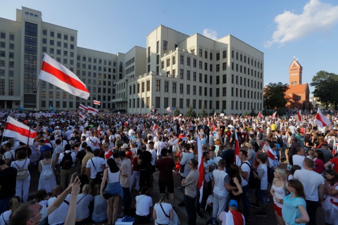 지난 8월 16일 벨라루스 수도 민스크에서 수많은 사람들이 옛 국기를 흔들면서 알렉산드르 루카셴코의 하야와 민주주의를 요구하는 시위를 벌이고 있다. 사진=AP/뉴시스