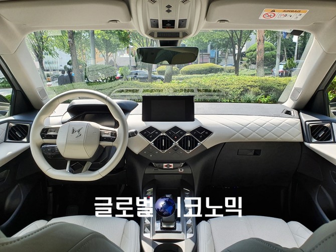 DS 오토모빌이 21일 전기 소형 스포츠유틸리티차량(SUV) 'DS 3 크로스백 E-텐스'를 출시했다. 사진은 E-텐스 실내 앞좌석. 사진=글로벌이코노믹 성상영 기자