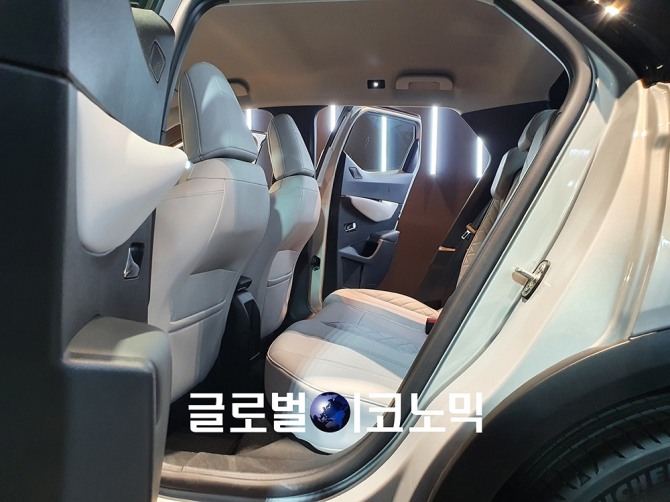 DS 오토모빌이 21일 전기 소형 스포츠유틸리티차량(SUV) 'DS 3 크로스백 E-텐스'를 출시했다. 사진은 실내 뒷좌석. 사진=글로벌이코노믹 성상영 기자