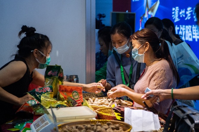 중국 후난성 창사에서 19일 열린 중국국제음식조리박람회에서 사람들이 건식품을 구입하고 있다. 신화/뉴시스