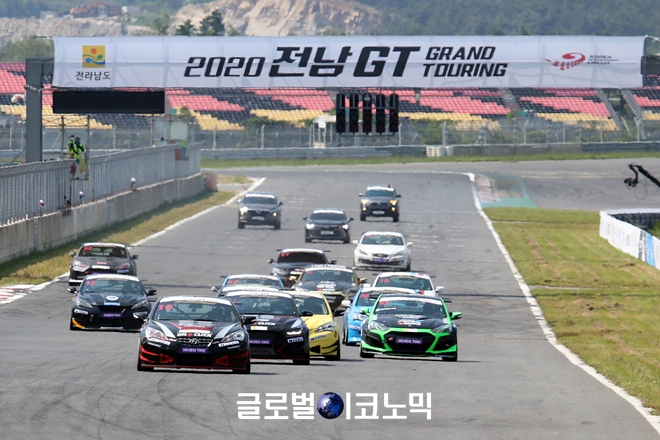 지난 20일 오후 전남GT 대회에서 넥센스피드레이싱의 최상위 클래스 GT-300 결승 경기가 펼쳐지고 있다. 사진=코리아스피드레이싱