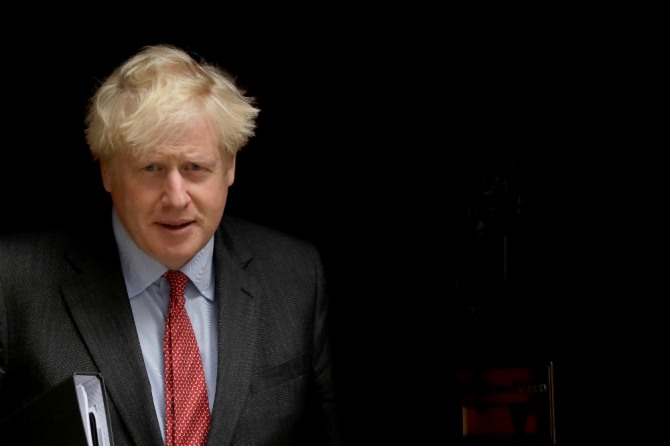 보리스 존슨 영국 총리가 22일(현지시간) 의회 출석을 위해 런던 다우닝가 10번지 총리 관저를 나서고 있다. AP/뉴시스