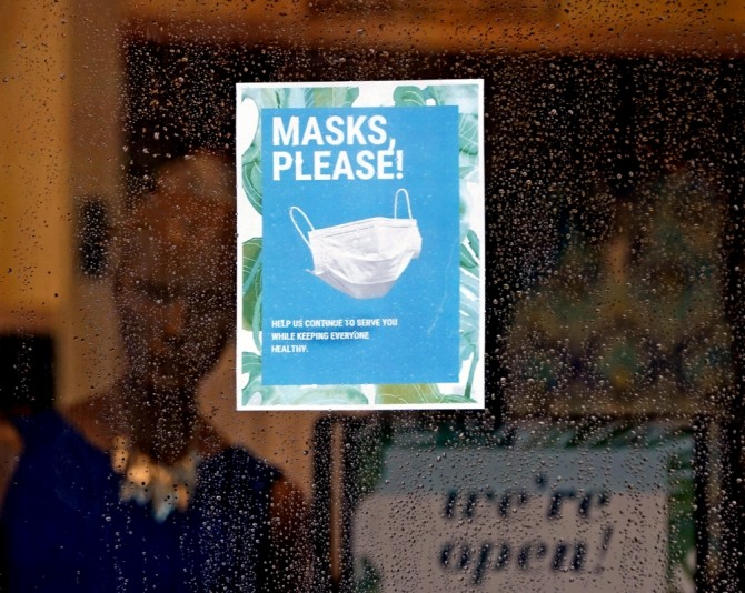 미국 텍사스 주의 한 상점에 마스크 착용 요청문이 붙어 있다. 사진=뉴시스