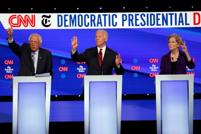 미국 민주당 주요 대선주자인 버니 샌더스(맨 왼쪽) 민주당 상원의원과 조 바이든 전 부통령(가운데), 엘리자베스 워런 상원의원이 지난해 10월 CNN과 뉴욕타임스(NYT)가 주최한 후보토론에서 발언을 위해 손을 들고 있다. 사진=뉴시스