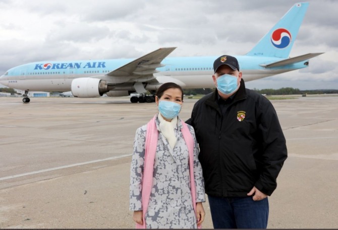 래리 호건 미국 메릴랜드주지사(오른쪽)는 한국으로부터 50만회 신종 코로나바이러스 감염증(코로나19) 검사를 할 수있는 키트 50만 개를 구매했다. 사진=뉴시스