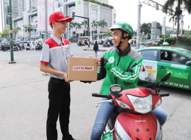 롯데마트는 베트남에서 근거리 배송 서비스 '스피드엘'를 운영하고 있다. 연내에는 1시간 배송 서비스를 현지 전 지점으로 확대한다. 사진=롯데마트