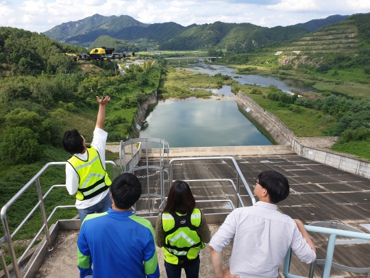 한국수자원공사 관계자들이 전북 진안 용담댐에서 드론을 이용해 댐을 점검하고 있다. =사진=한국수자원공사 