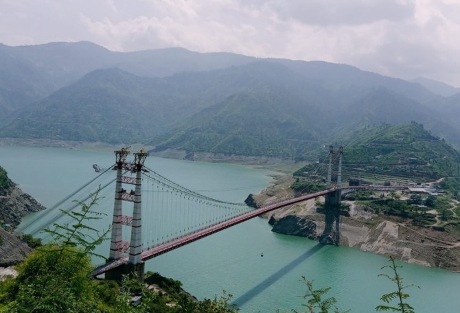  ㈜유신이 최근 완공한 인도 북부 테리(Tehri) 호수를 끼고 있는 내륙을 잇는 '도브라 찬티 현수교(Dobra Chanti Bridge)'의 모습. 사진=도브라 찬티 페이스북 캡처 