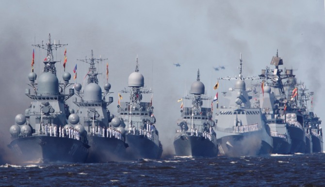 러시아 상트페테르부르크에서 군함이 해상 퍼레이드를 펼치고 있다. AP/뉴시스