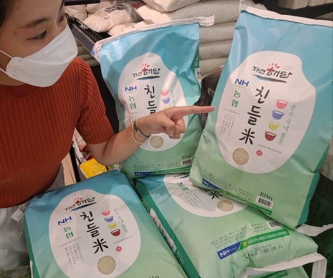롯데마트는 9월 11일부터 서천에서 재배된 쌀 '친들미'를 판매하고 있다. 사진=롯데마트