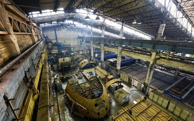 러시아 조선소에서 선박에 건조되고 있다. 사진=로이터