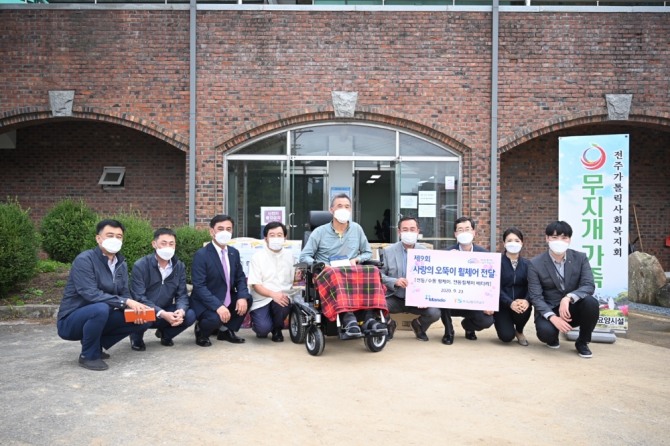 (주)만도와 한국교통안전공단이 지난 23일 전북 완주군 복지시설에서 '사랑의 오뚝이 휠체어' 기증식을 마치고 기념사진을 촬영하고 있다. 사진=한라그룹