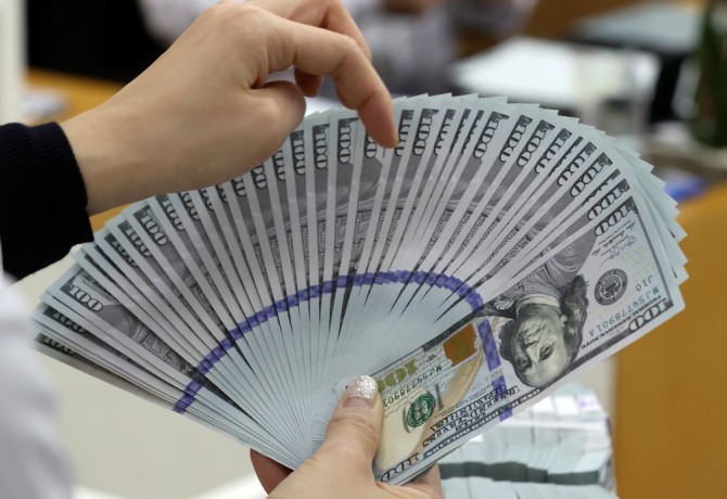 서울 중구 하나은행 위변조대응센터에서 한 직원이 달러를 검수하고 있다. 사진=뉴시스