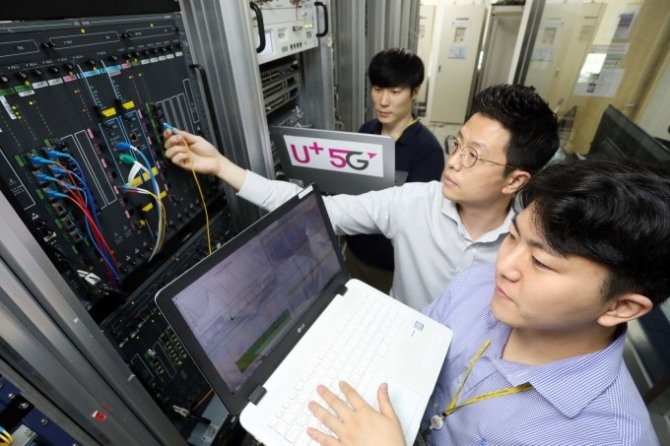 LG유플러스 협력사인 유비쿼스 직원들이 통신 장비를 점검하고 있다. 사진=LG유플러스