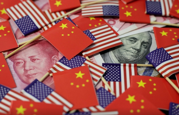 미국과 중국국기 사이에 마오쩌퉁 전 중국주석과 미국 건국의 아버지로 평가받는 벤자민 프랭클린의 지폐가 들어있는 일러스트레이션. 사진=로이터 
